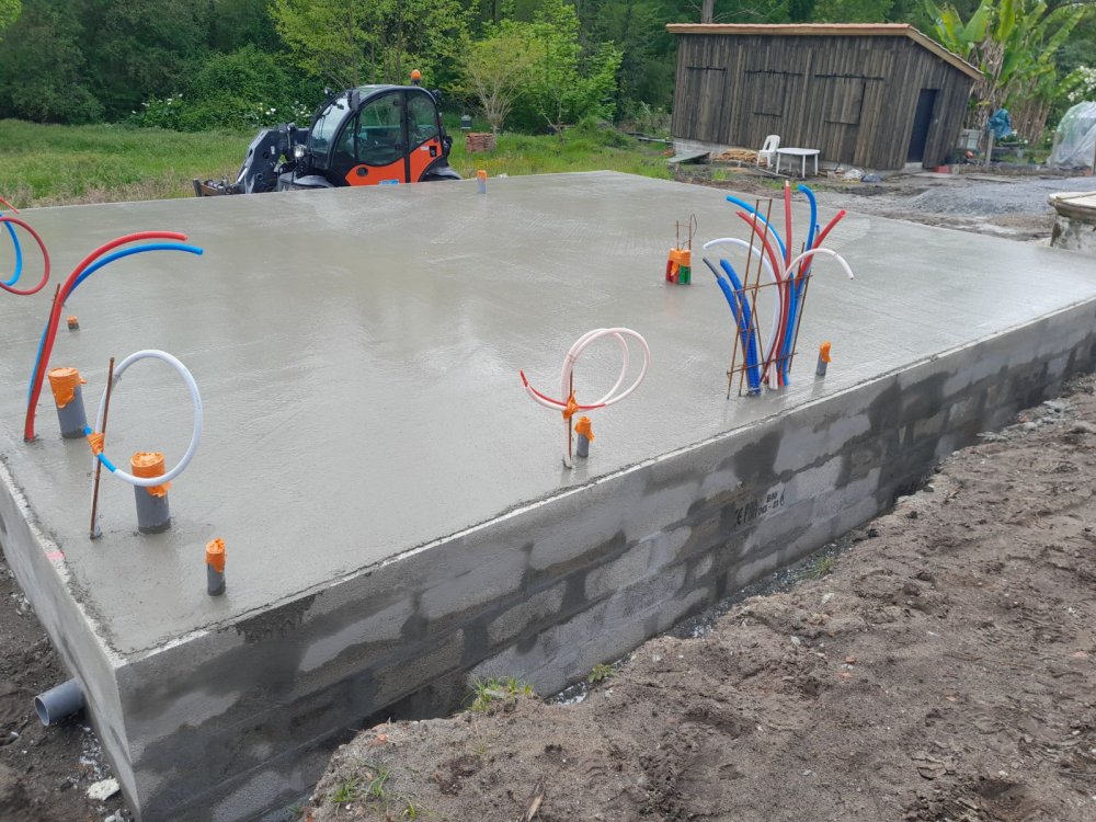 la dalle béton vient d'être coulée ! 