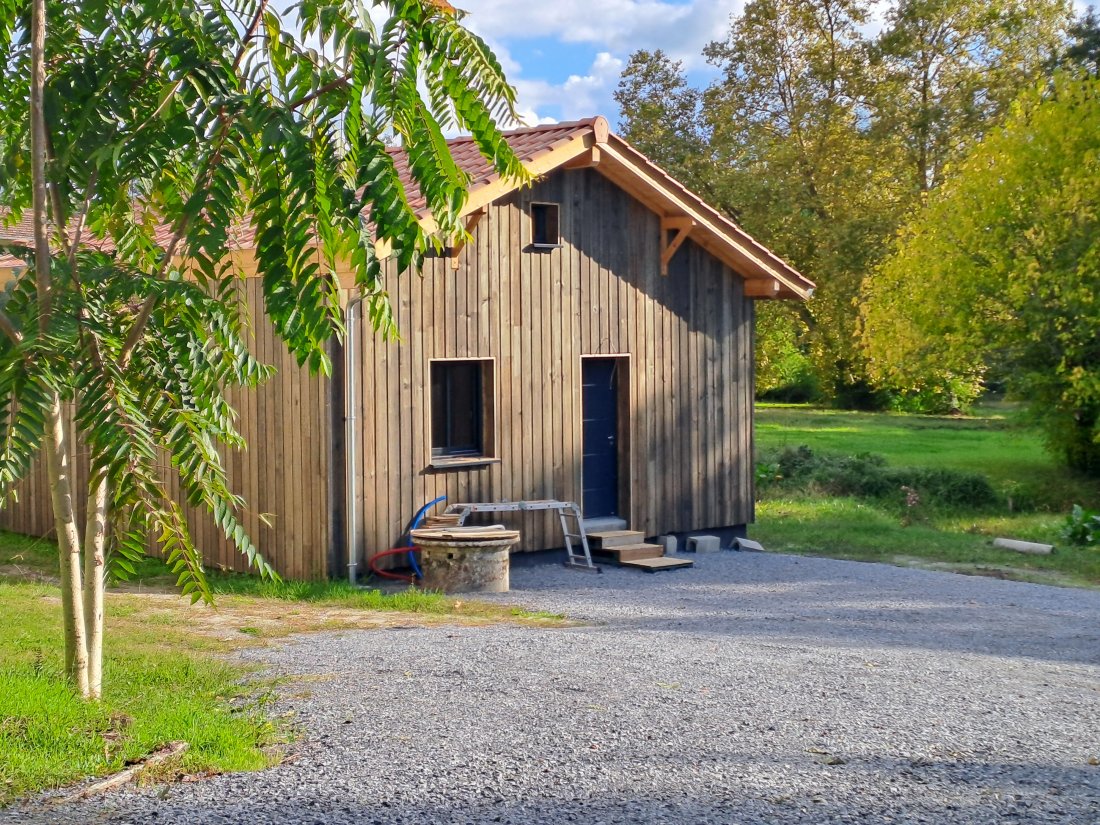 La maison est terminée ! L'entreprise DECK 40 a également réalisé le chemin d'accès en gravier